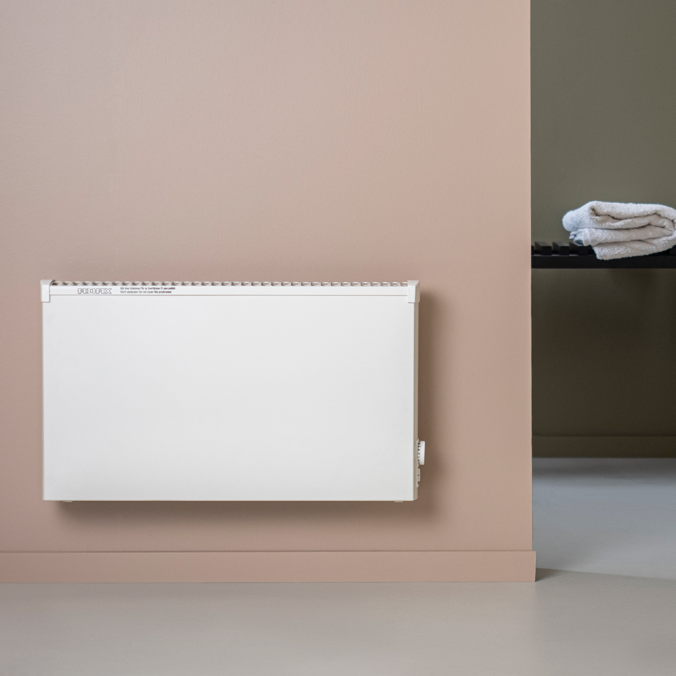 Våtromspanelovn Adax VPS10 med Bluetooth