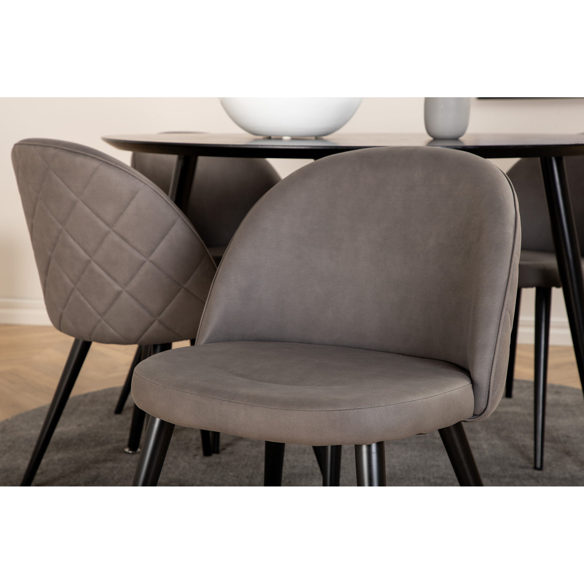 Spisegruppe Venture Home Dipp Ø115 cm med 4 Velvet  Stitches Stoler