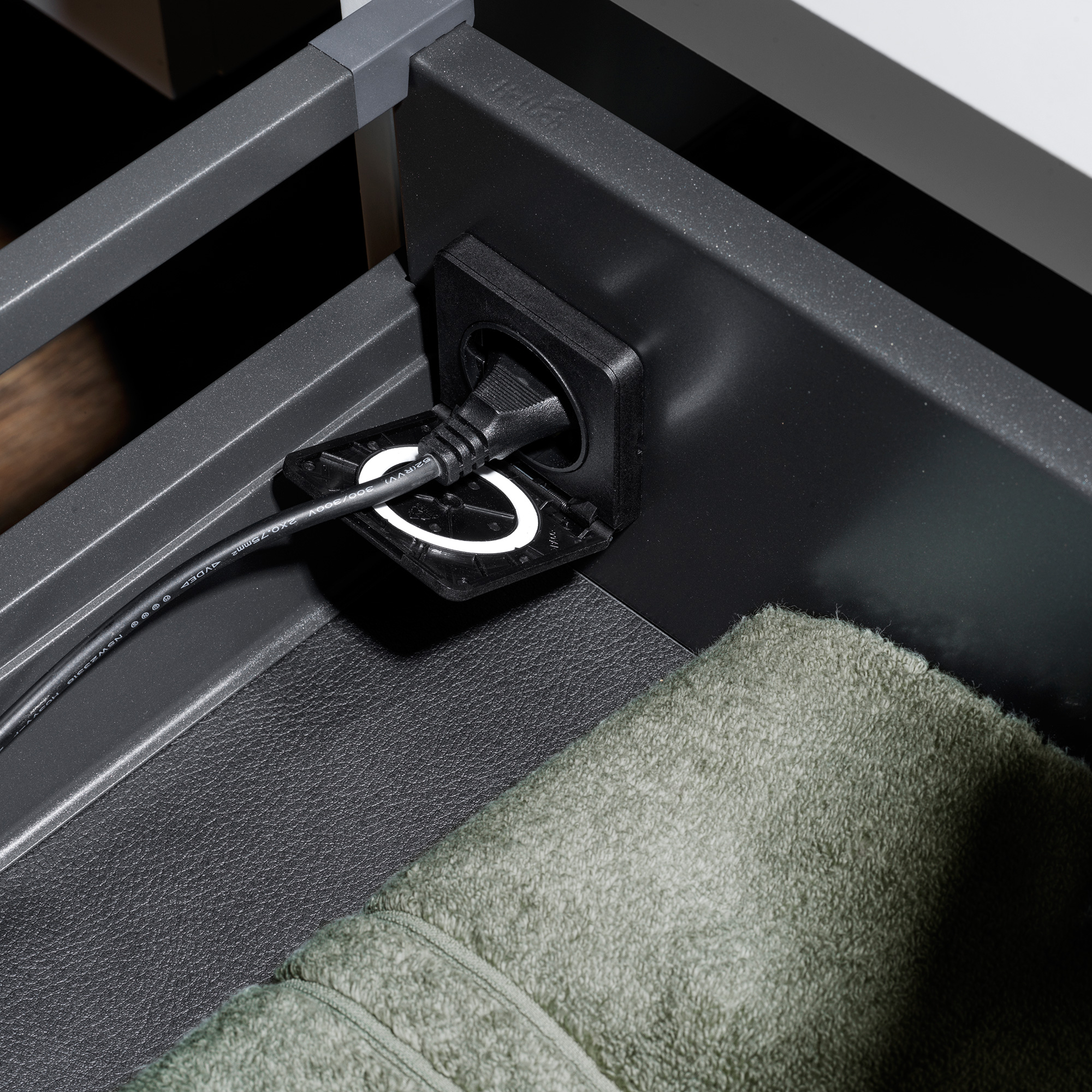 Eluttag Macro Design till Kommod Crown