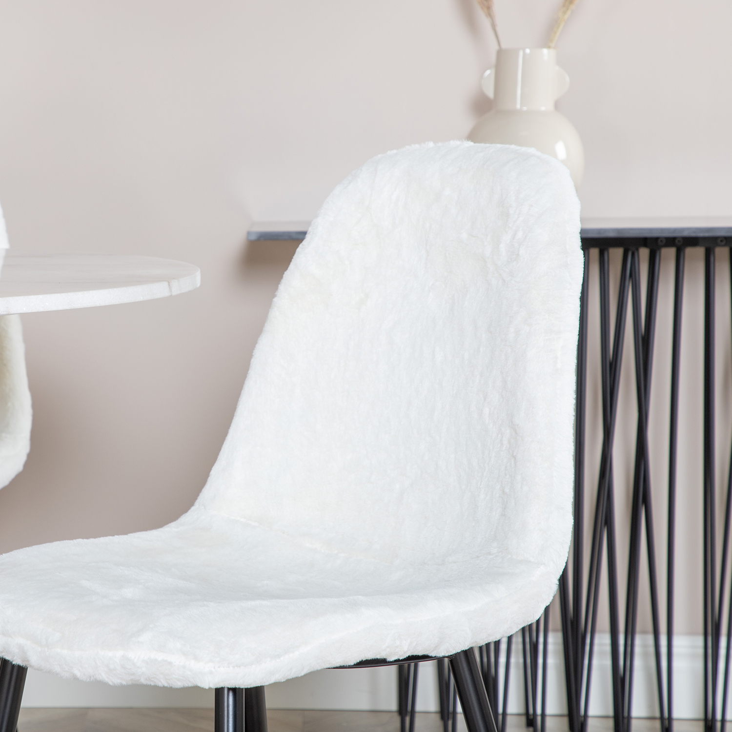 Estelle Round Dining Table ø106+Polar Fluff Dining Chair Hvit/Sort