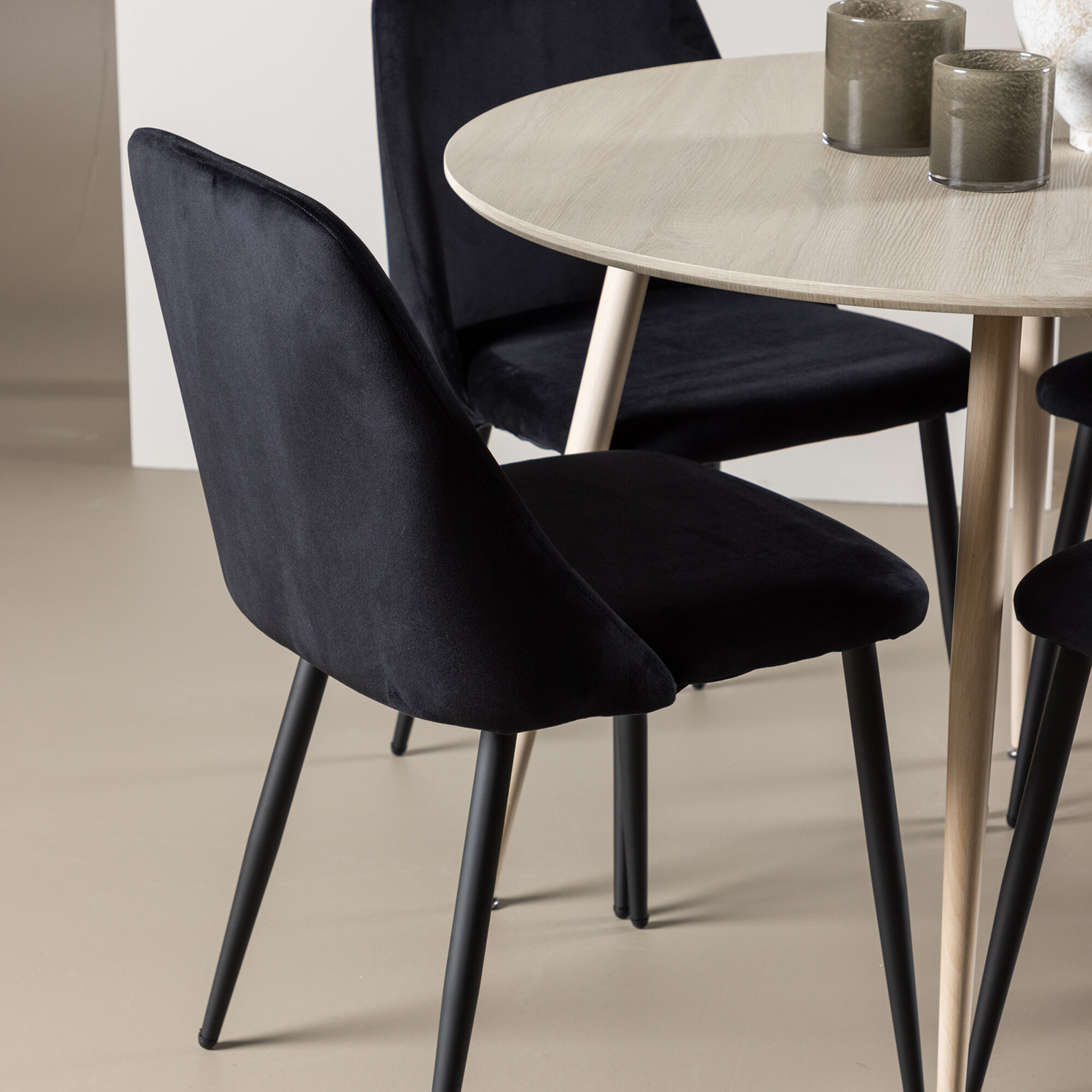 Spisegruppe Venture Home Plaza Ø100 med 4 stk Night Stoler