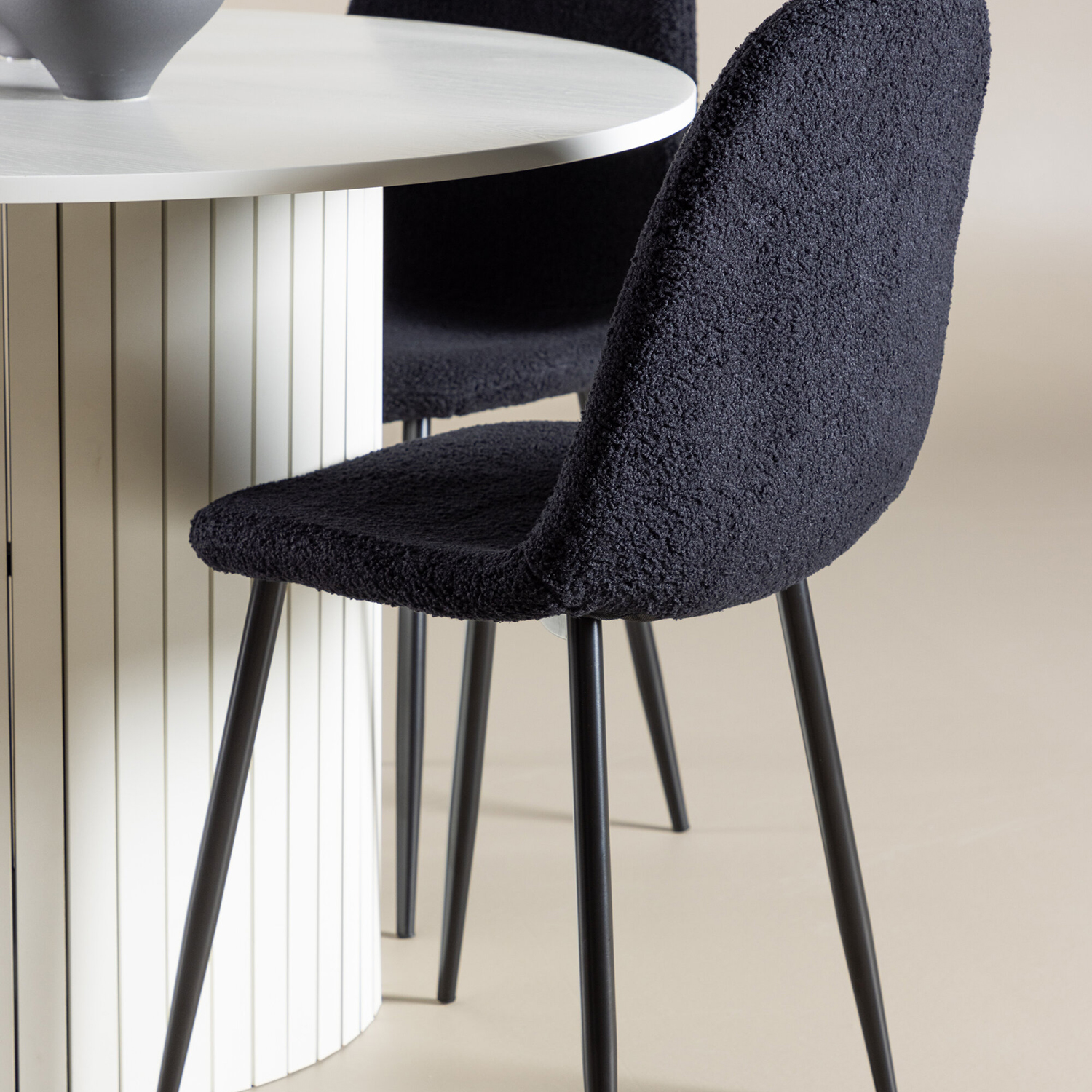 Spisegruppe Venture Home Härön Ø110 med 4 stk Polar Stoler Teddy