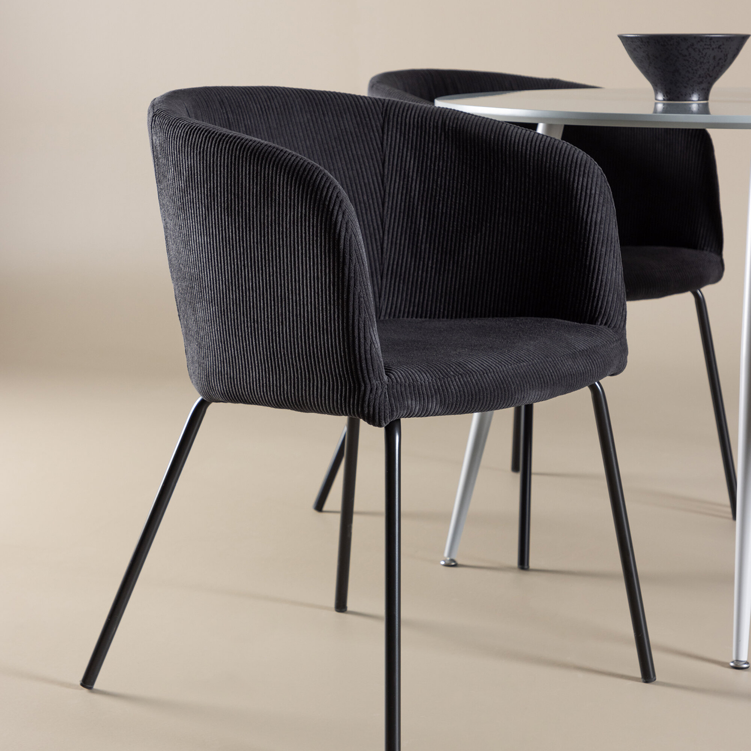 Spisegruppe Venture Home Plaza Ø100 med 4 stk Berit Stoler