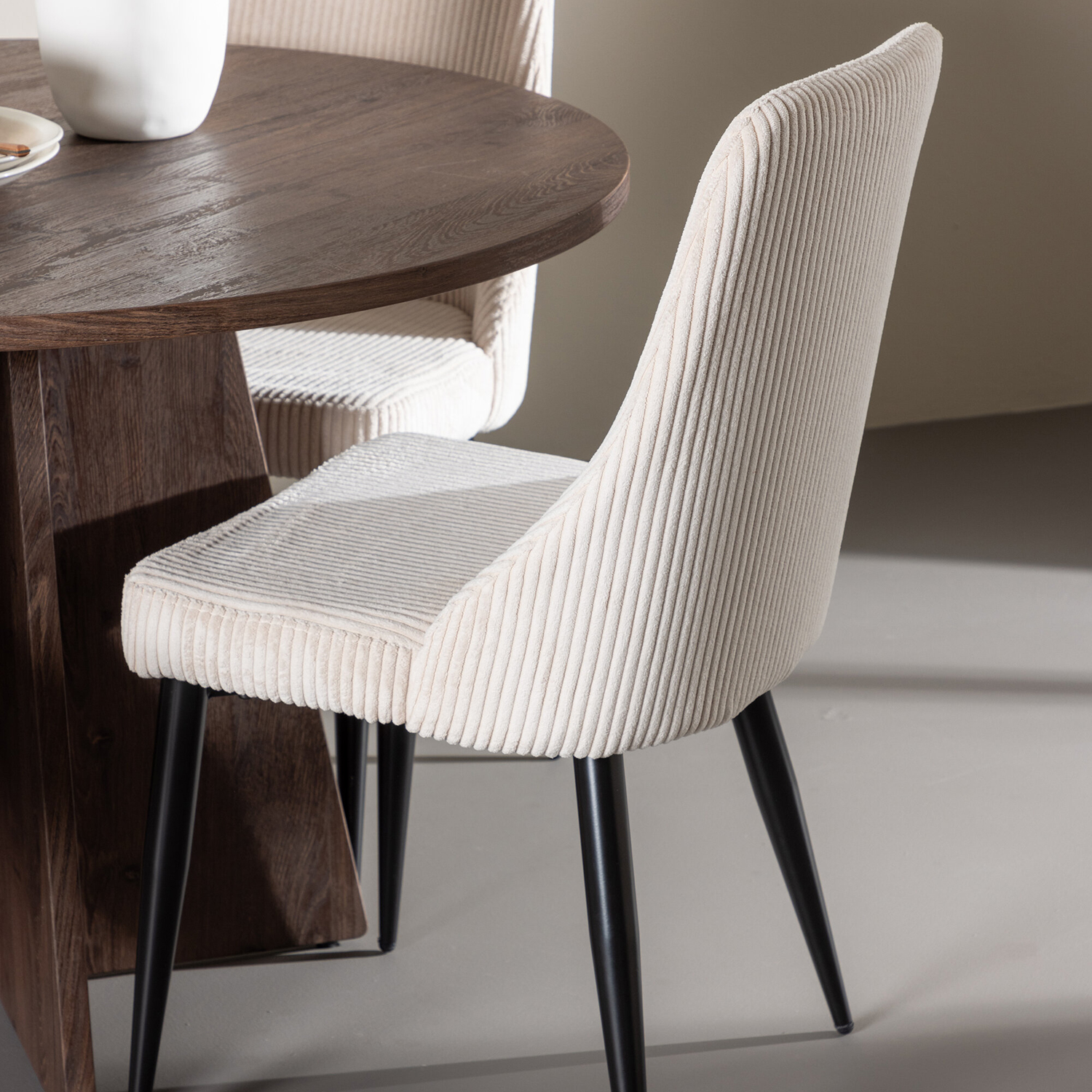 Spisegruppe Venture Home Bootcut Ø110 med 4 stk Leone Stoler