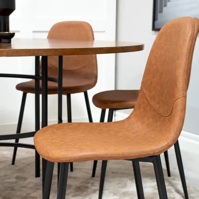 Spisegruppe furniture/fashion Copenhagen med 6 Pobbie Kunstlær Stoler