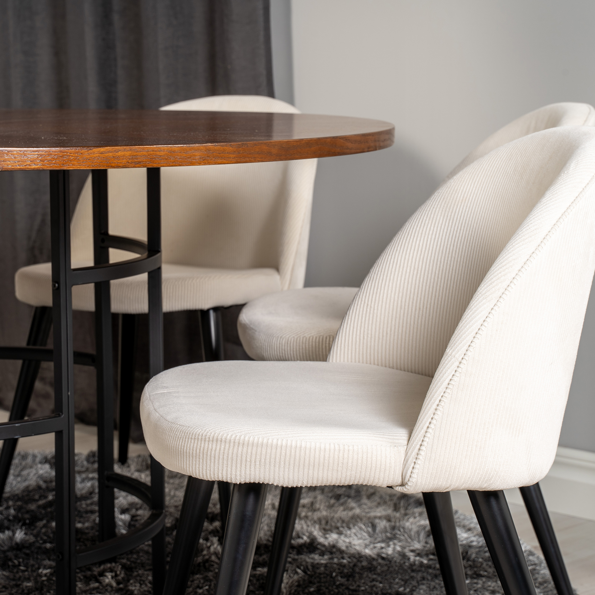 Spisegruppe furniture/fashion Copenhagen med 6 Valentina Fløyel Stoler