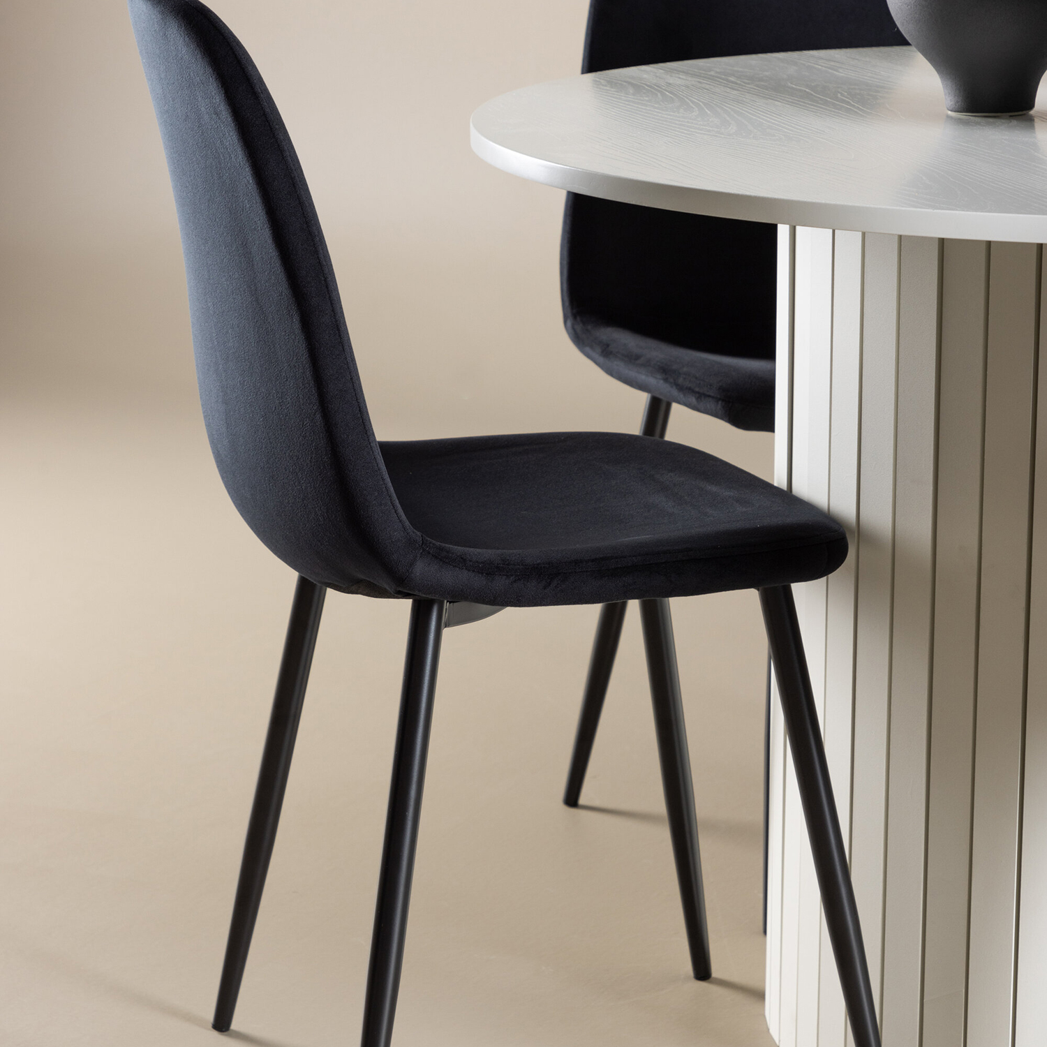 Spisegruppe Venture Home Härön Ø110 med 4 stk Polar Stoler Fløyel