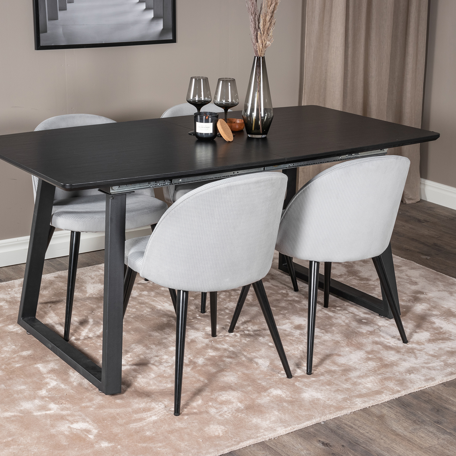 Spisegruppe Venture Home Ina med 4 Valentina Stoler Manchester