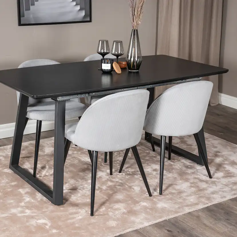 Spisegruppe Venture Home Ina med 4 Valentina Stoler Manchester