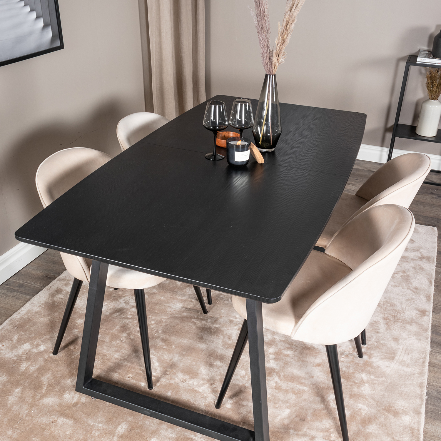 Spisegruppe Venture Home Ina med 4 Valentina Stoler Fløyel