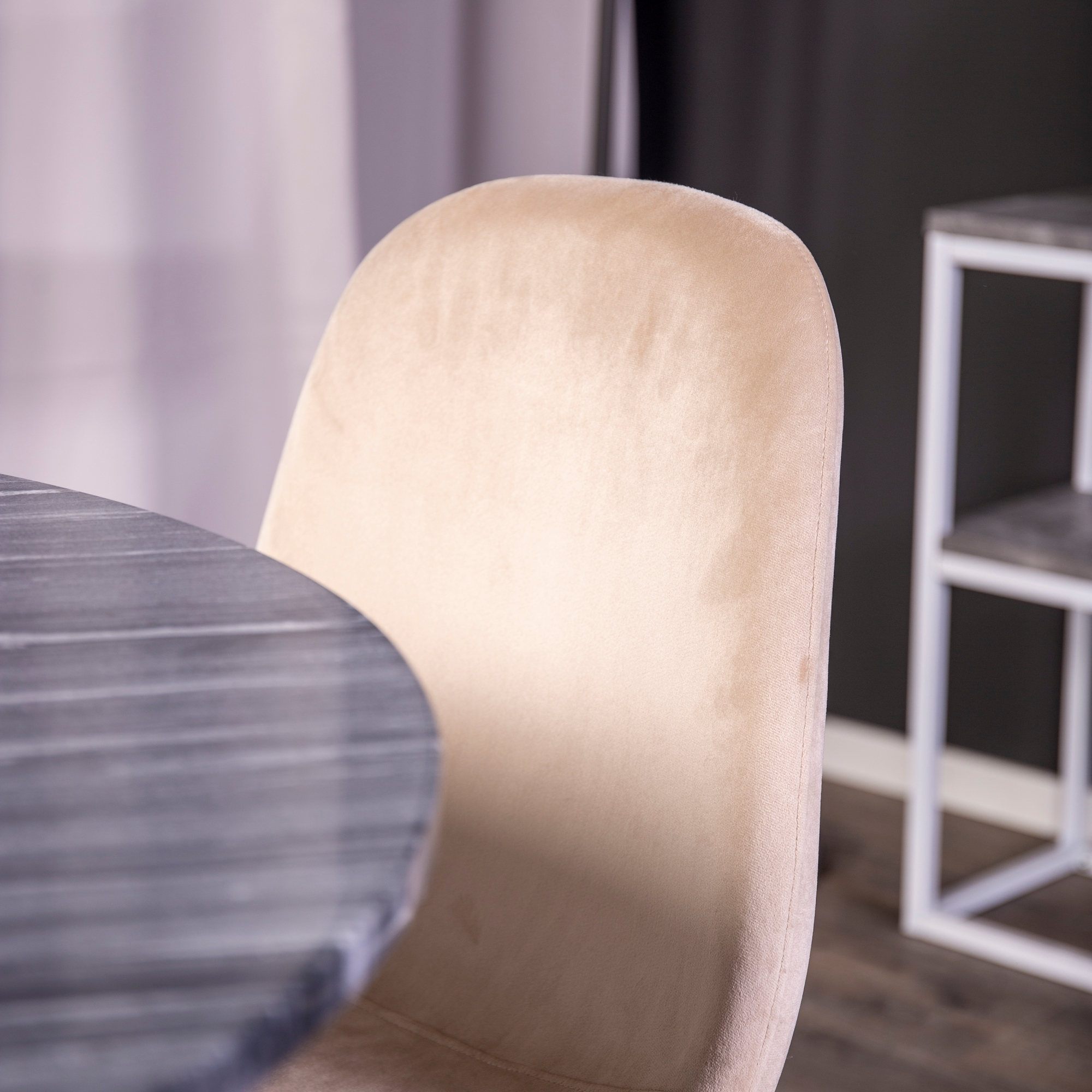Spisegruppe Venture Home Estelle Rund med 4 Pobbie Stoler Fløyel