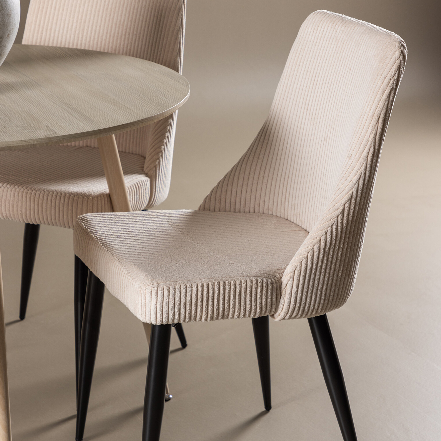 Spisegruppe Venture Home Plaza Ø100 med 4 stk Leone Stoler