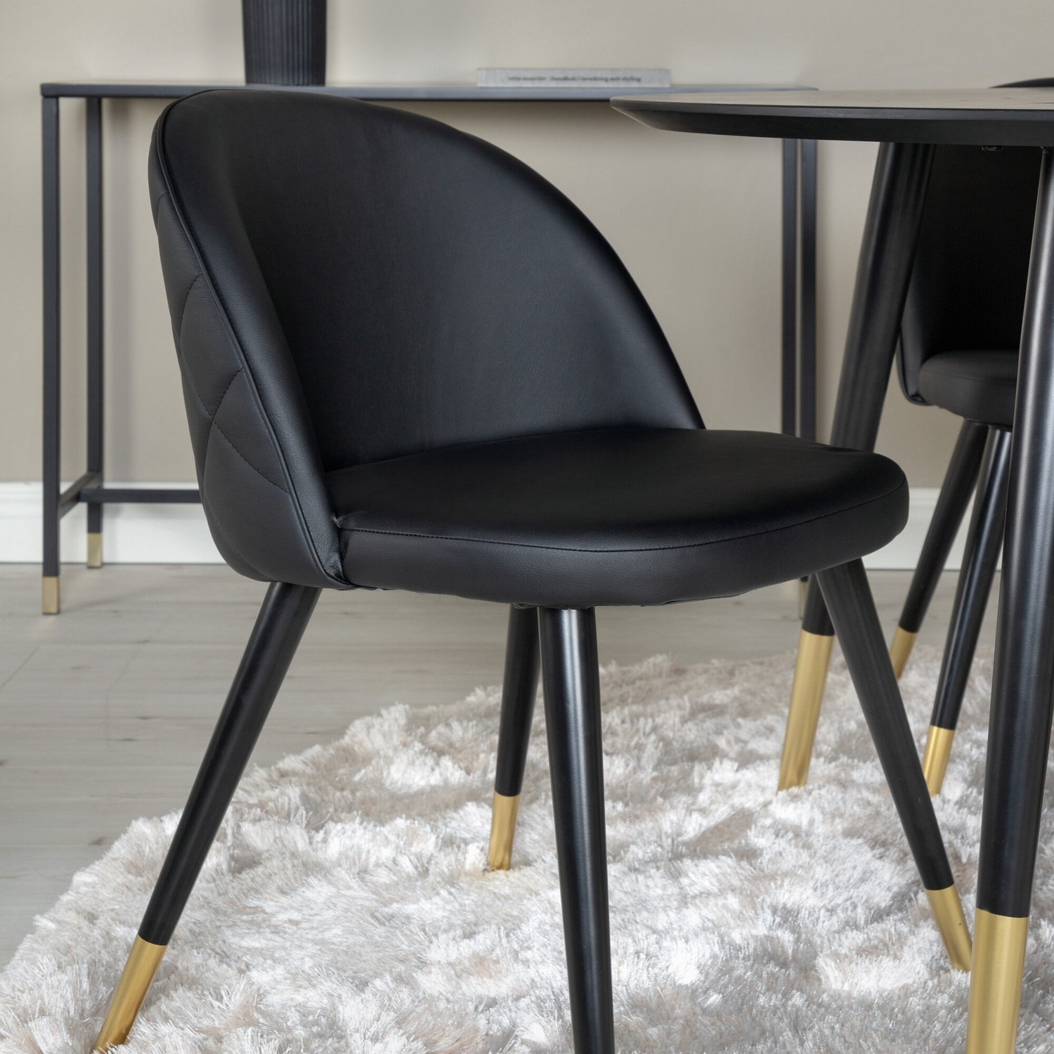 Spisegruppe Venture Home Disa Rund med 4 Valentina Stoler Lær