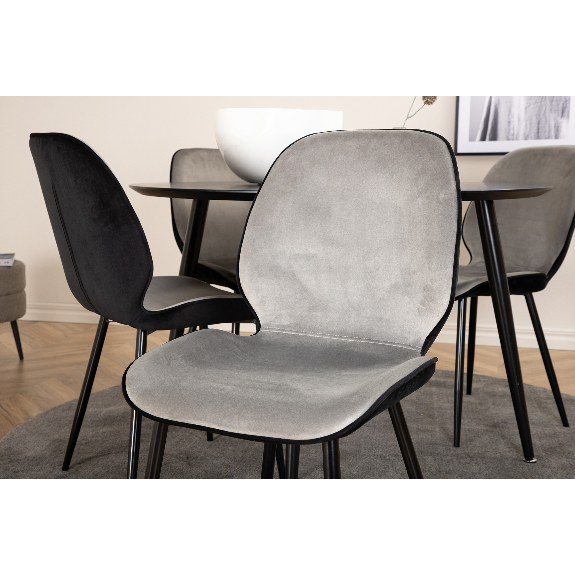 Spisegruppe Venture Home Dipp Ø115 cm med 4 Emma Stoler