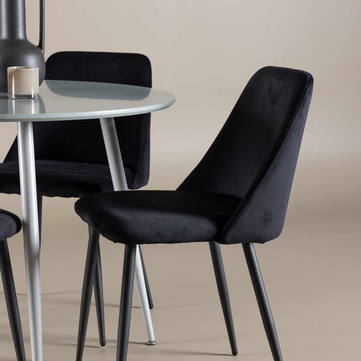 Spisegruppe Venture Home Plaza Ø100 med 4 stk Night Stoler