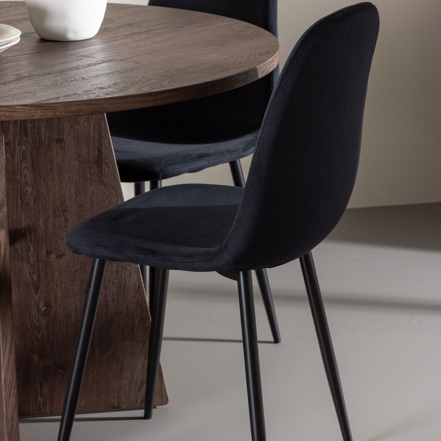 Spisegruppe Venture Home Bootcut Ø110 med 4 stk Polar Stoler Fløyel