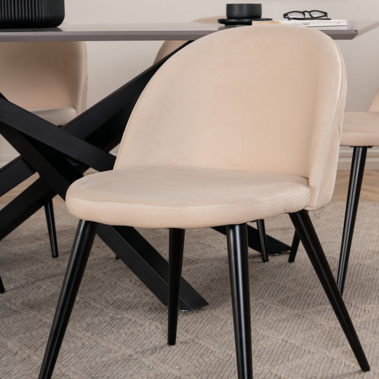 Spisegruppe Venture Home med Piata Spisebord og 6 Valentina Stitcthes Spisestoler