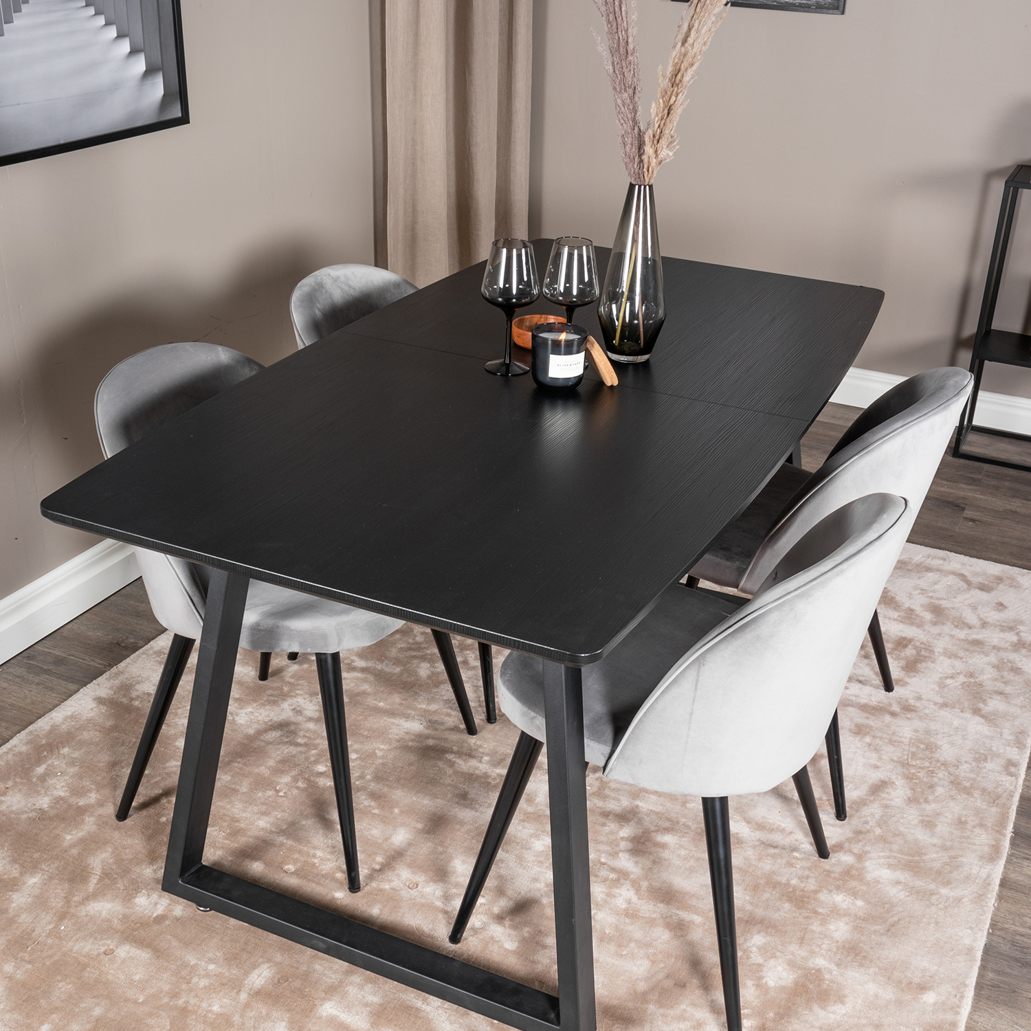 Spisegruppe Venture Home Ina med 4 Valentina Stoler Fløyel