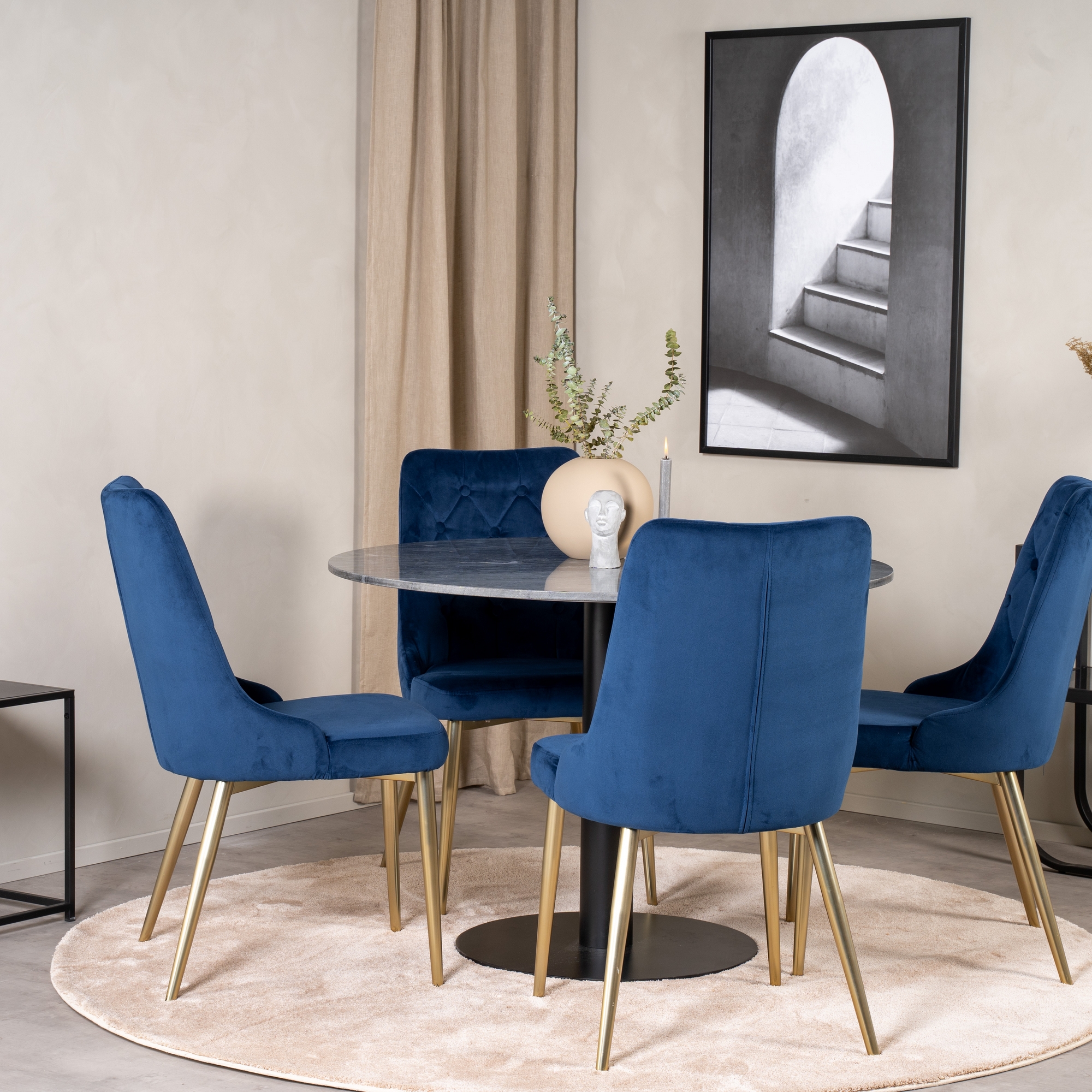 Spisegruppe Venture Home Estelle Rund med 4 Vera Stoler Fløyel