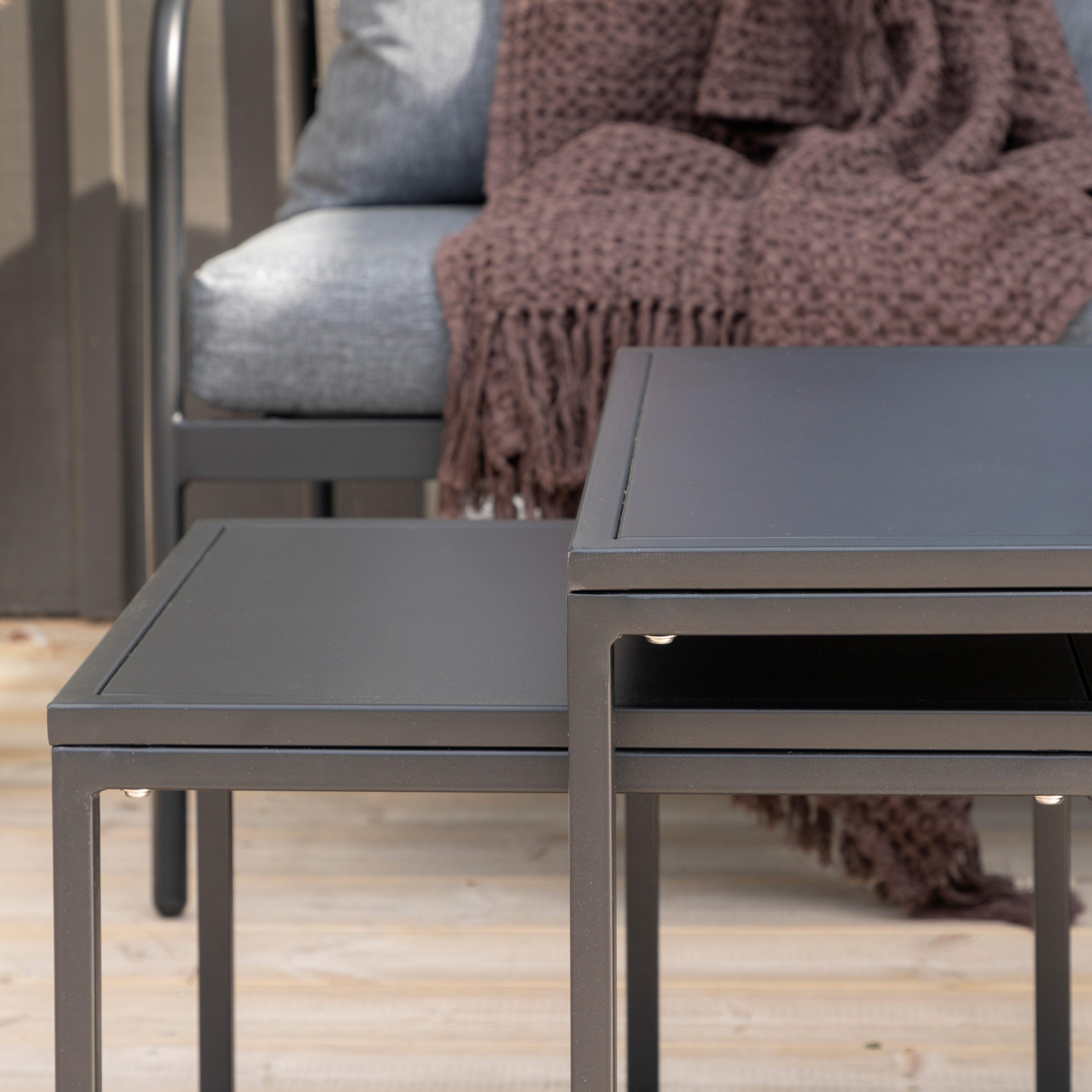Hagegruppe Venture Home Stina med Bord og Dynor