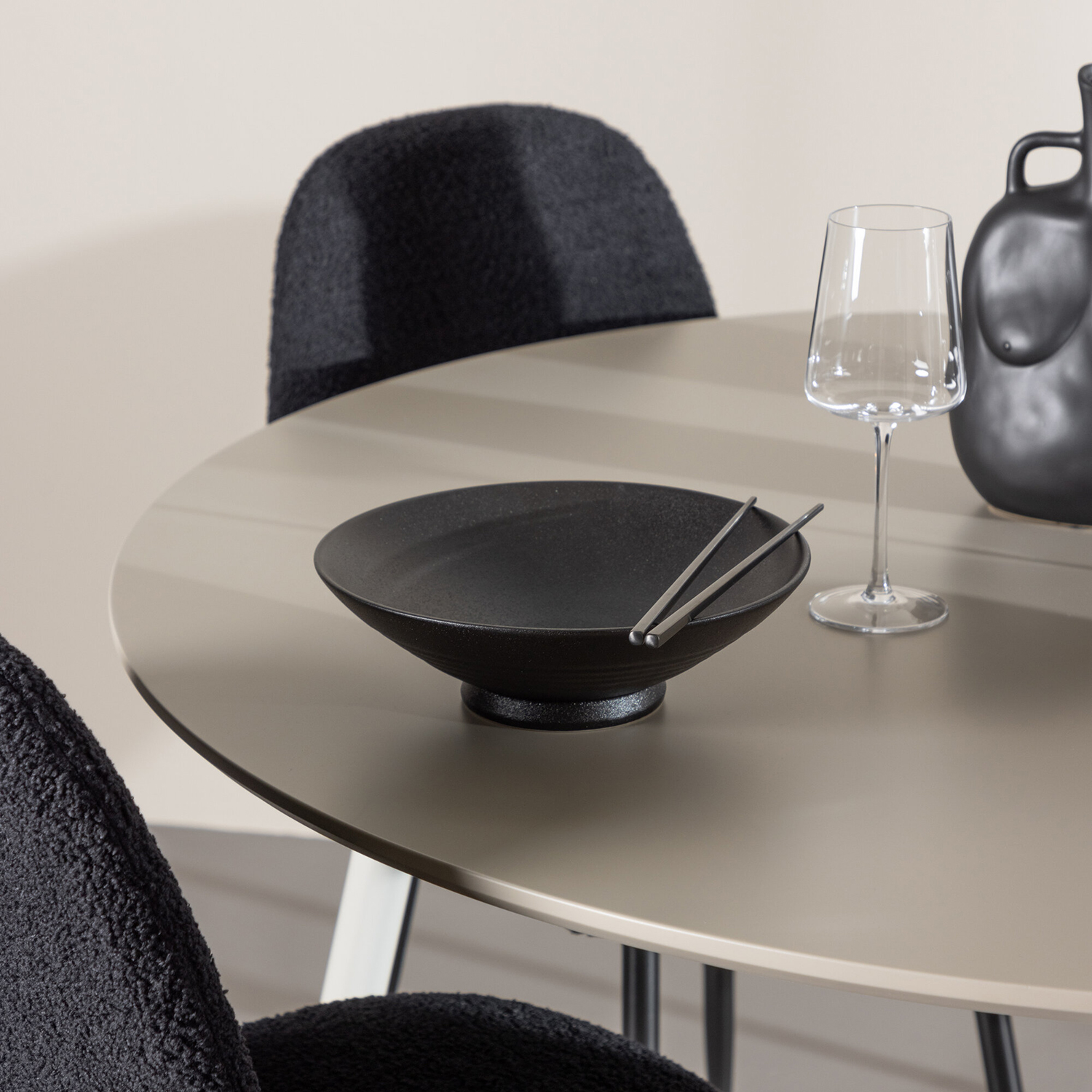 Spisegruppe Venture Home Plaza Ø120 med 4 stk Polar Stoler Teddy