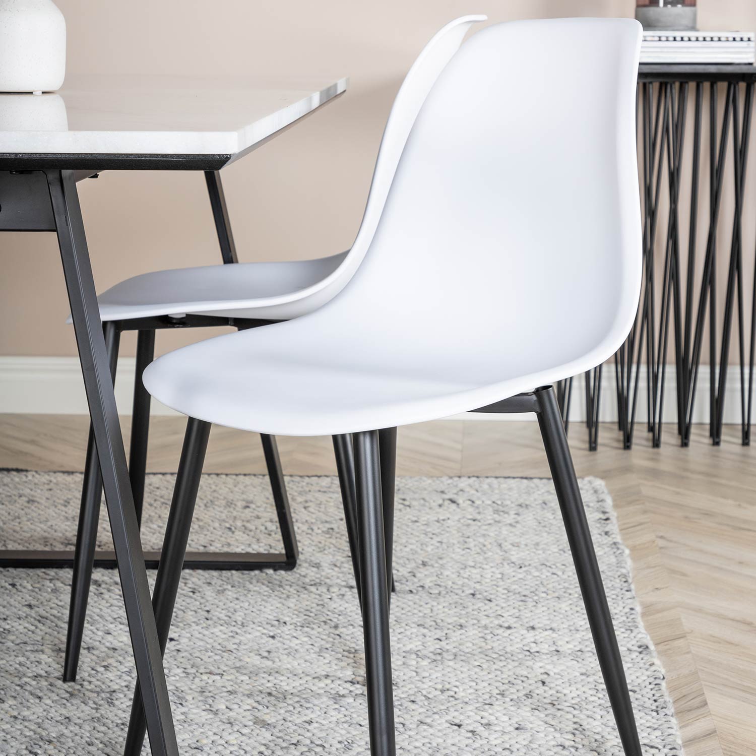 Spisegruppe Venture Home Estelle 140 med 4 Pop Stoler