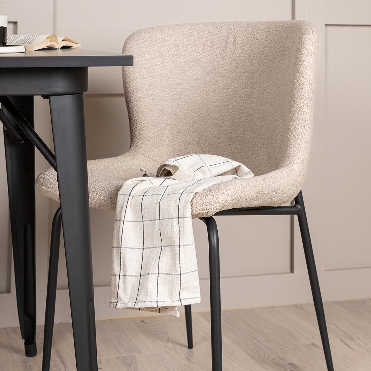Spisegruppe Venture Home Tempe med 2 Modesto Stoler