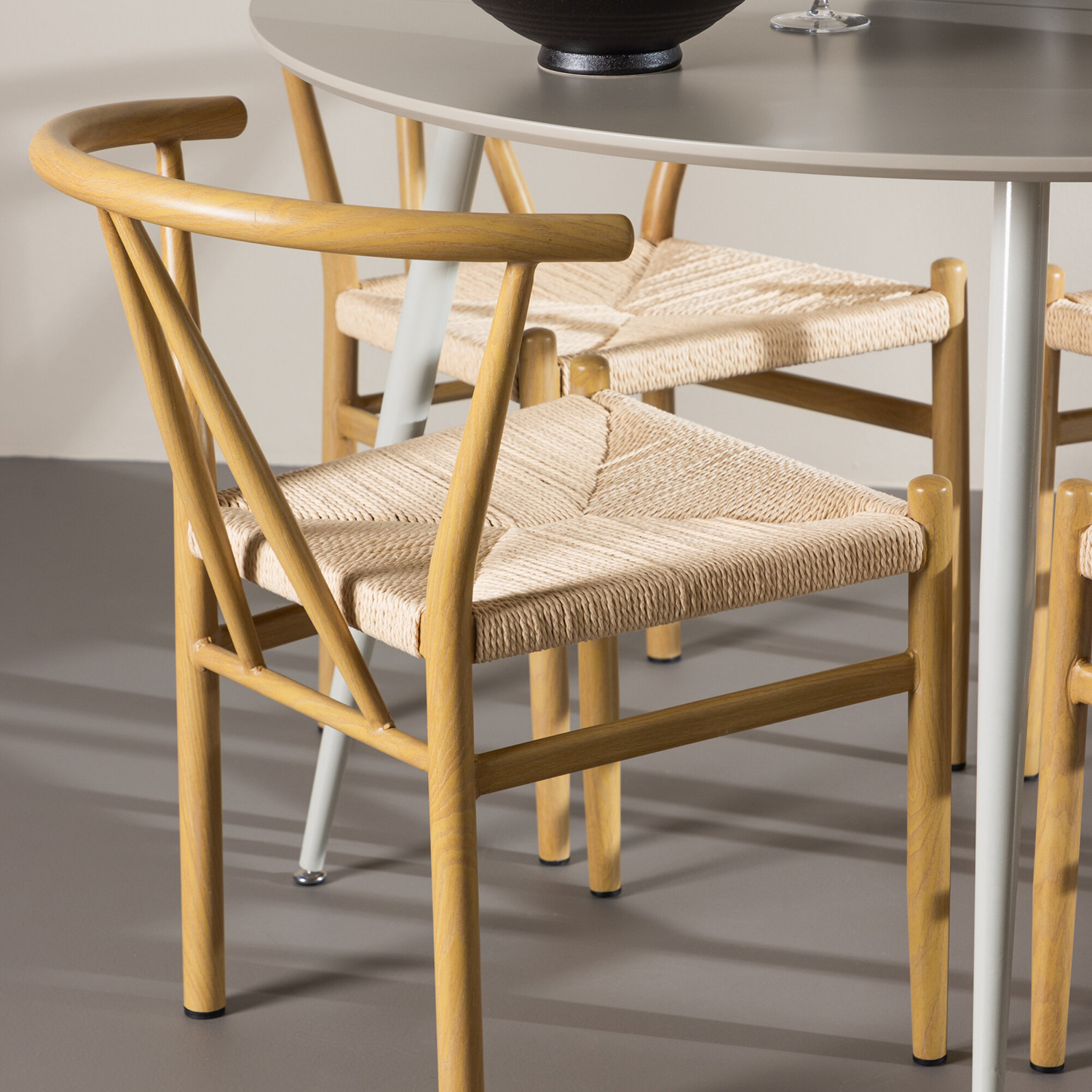 Spisegruppe Venture Home Plaza Ø120 med 4 stk Alfons Stoler