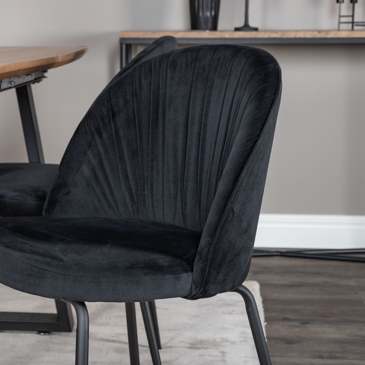Spisegruppe Venture Home Ina med 4 Wrigley Stoler Fløyel