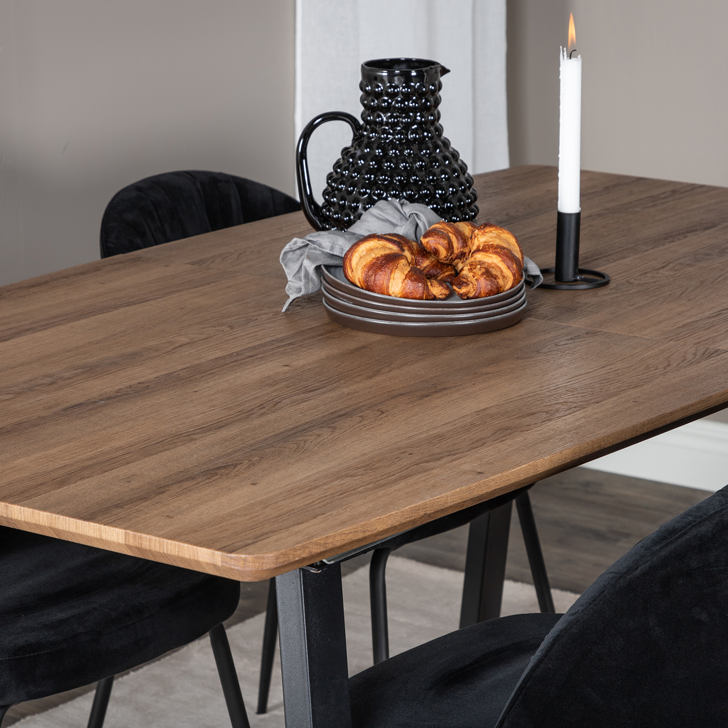 Spisegruppe Venture Home Ina med 4 Wrigley Stoler Fløyel