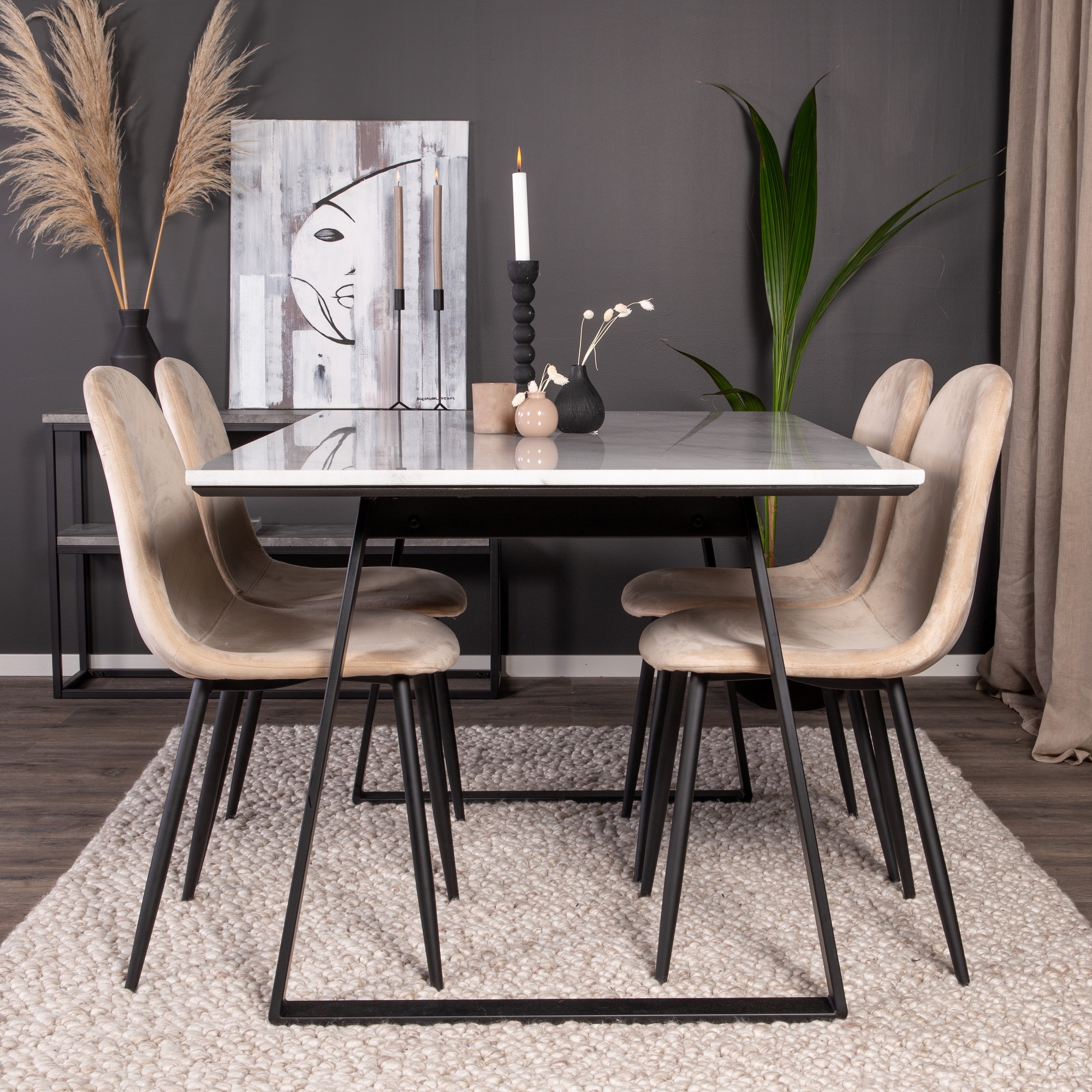 Spisegruppe Venture Home Estelle 140 med 4 Pobbie Stoler Fløyel