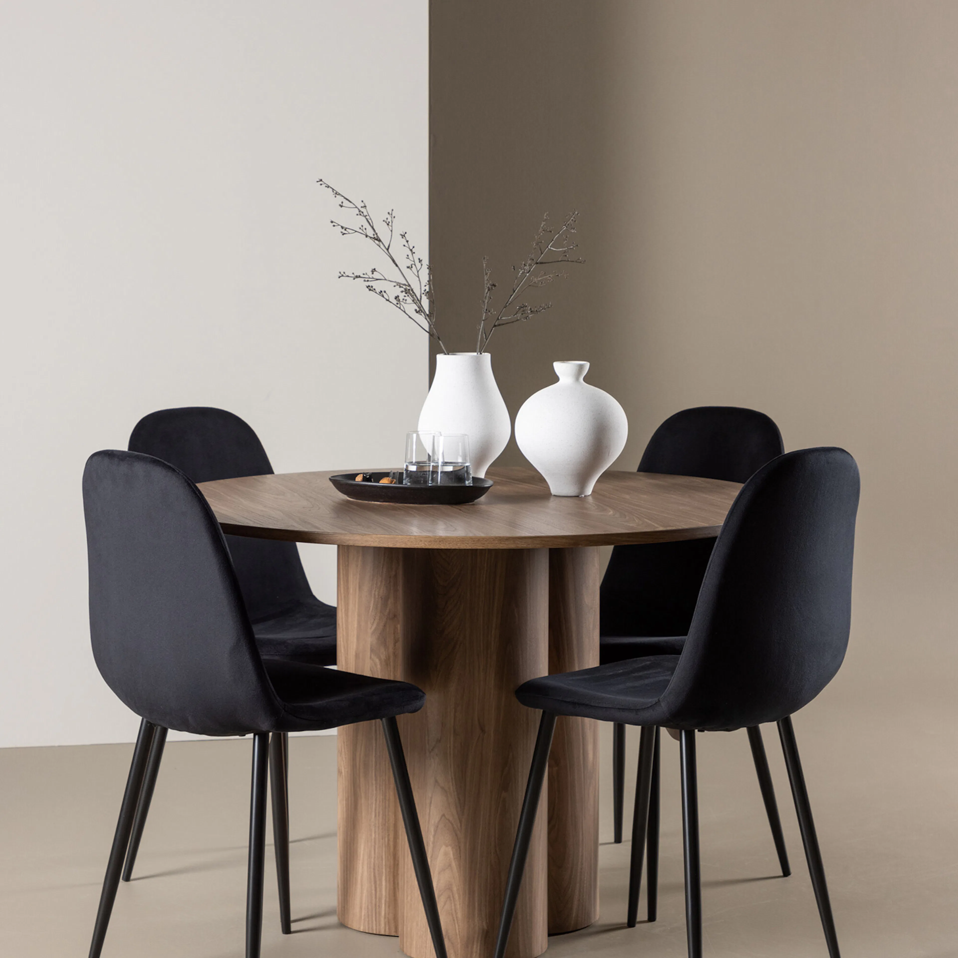 Spisegruppe Venture Home Olivia Ø110 med 4 stk Polar Stoler Fløyel