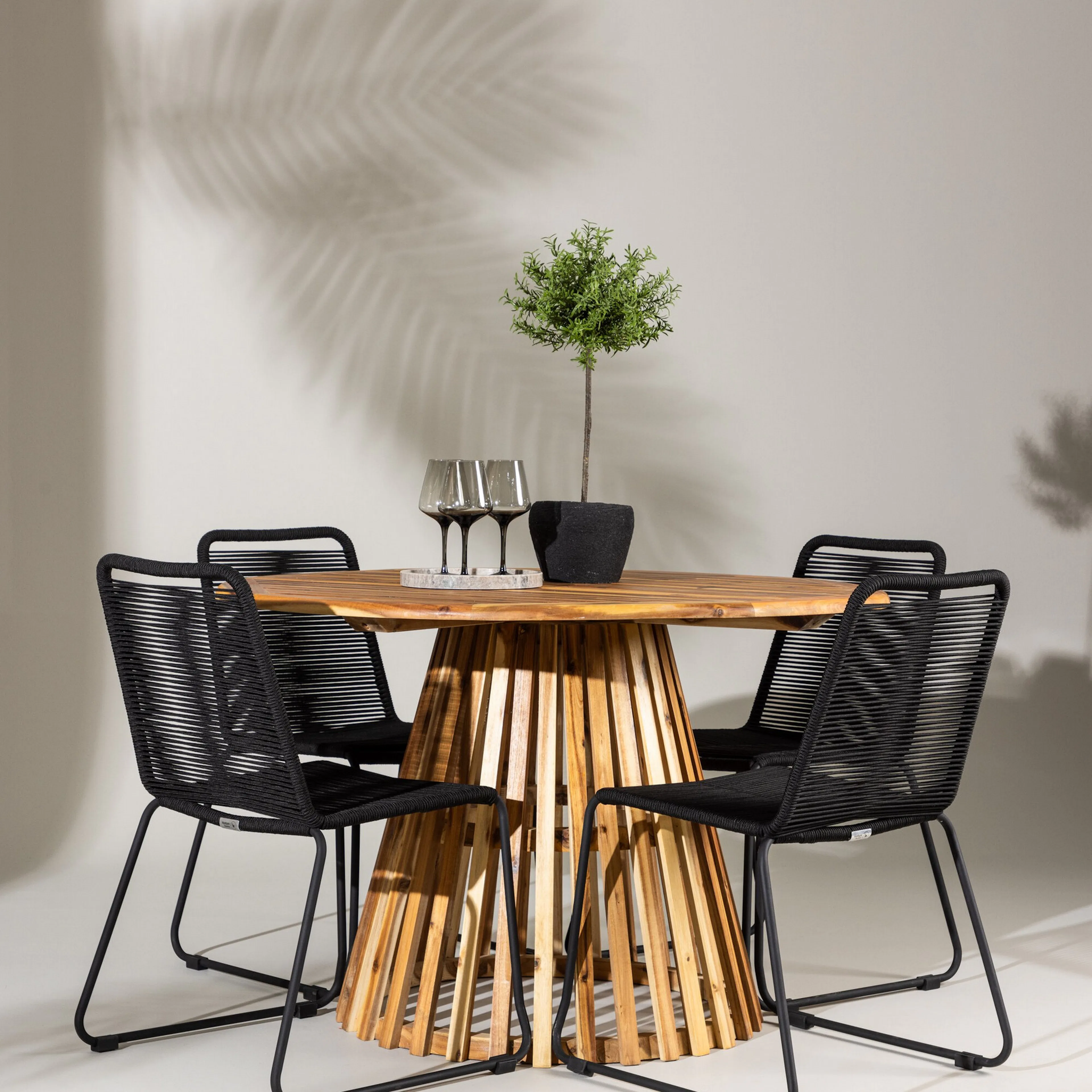Hagegruppe Venture Home Lumpur med 4 Lindos Stoler