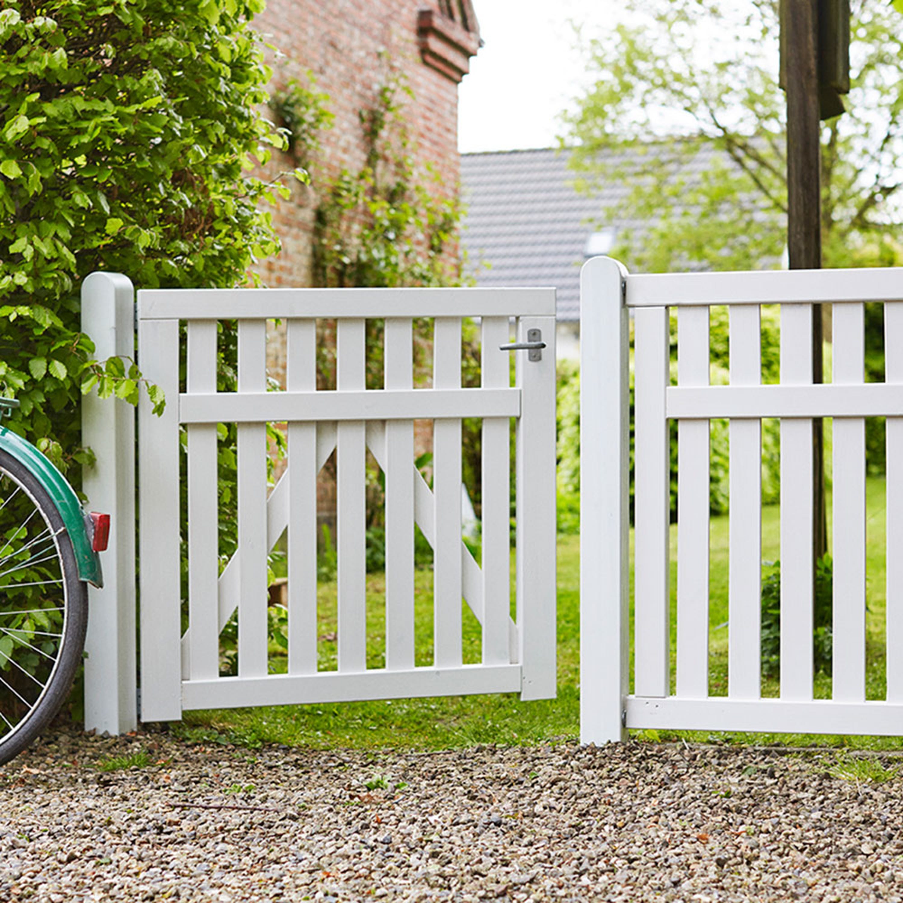 Hvitt tregjerde bygghjemme