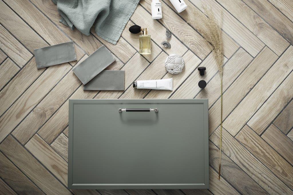 Gröna och naturtrogna färger på badrumsinredning