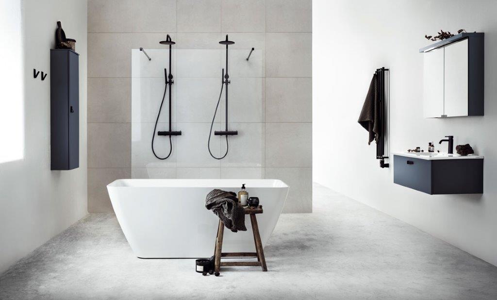 Badrum med svarta toner på inredningen