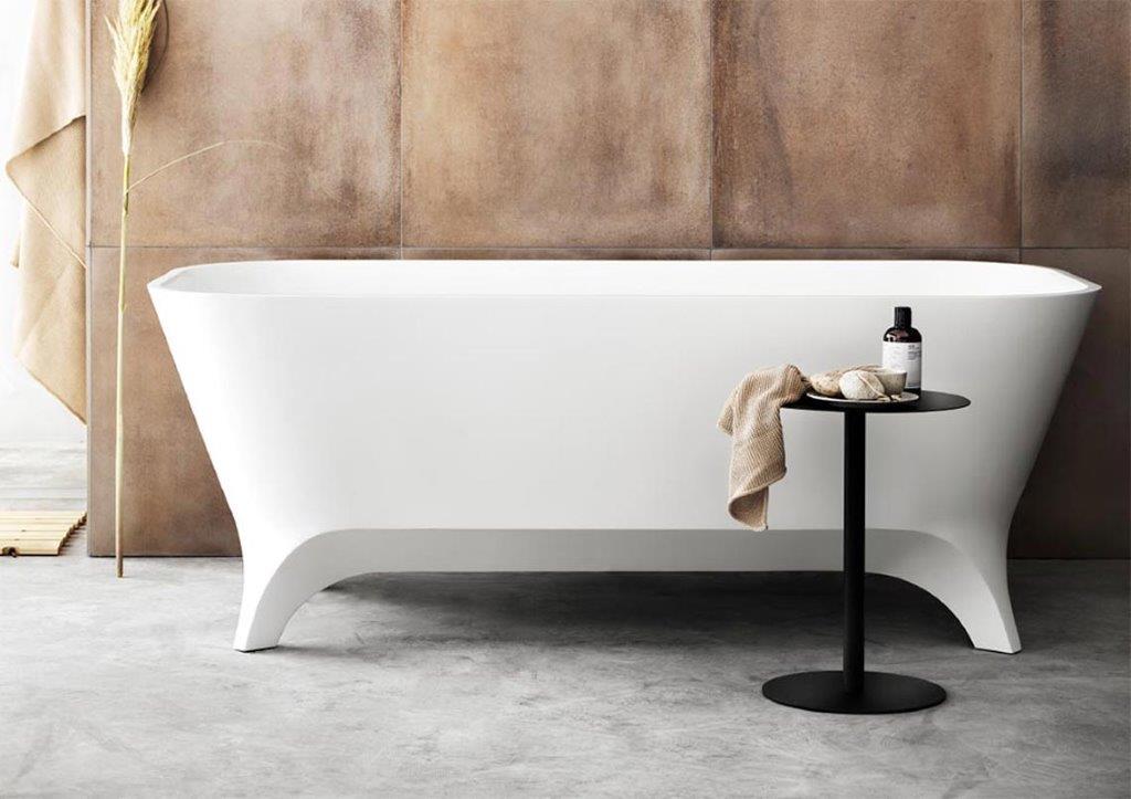 Vitt badkar och beige klinker