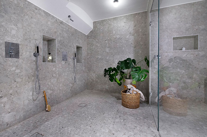 Dusch med stora grå klinkerplattor