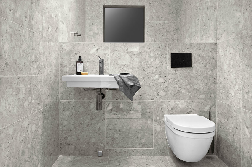 Toalett med stora grå klinkerplattor