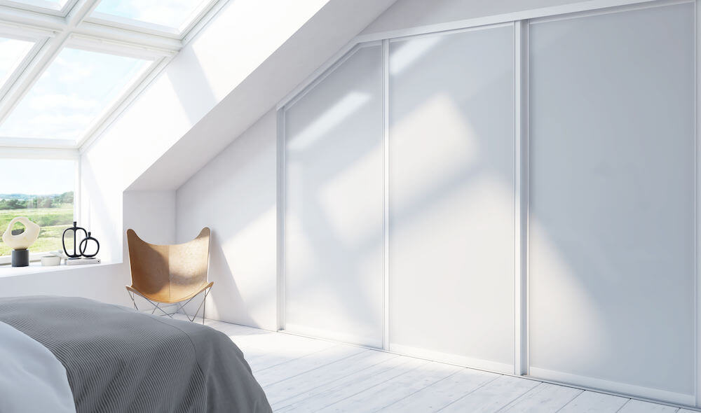 skyvedørsgarderobe skråtak