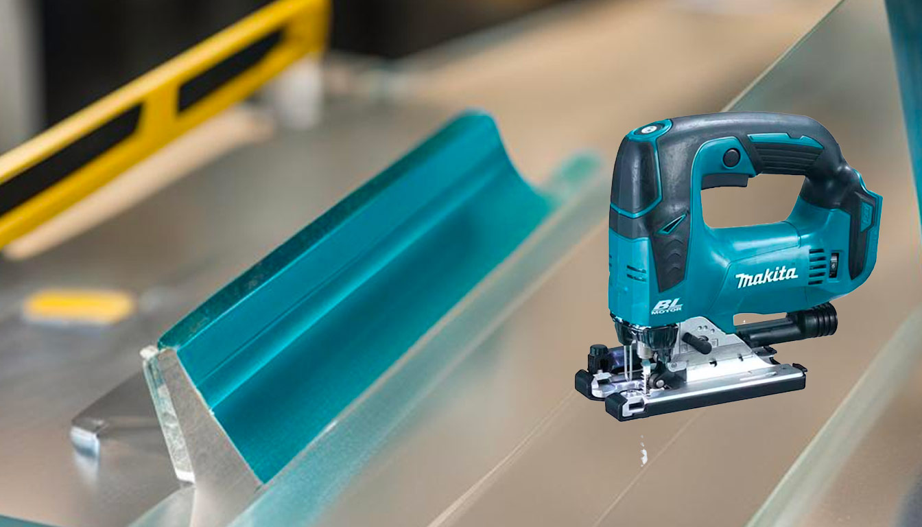 Sage i plexiglass med stikksag