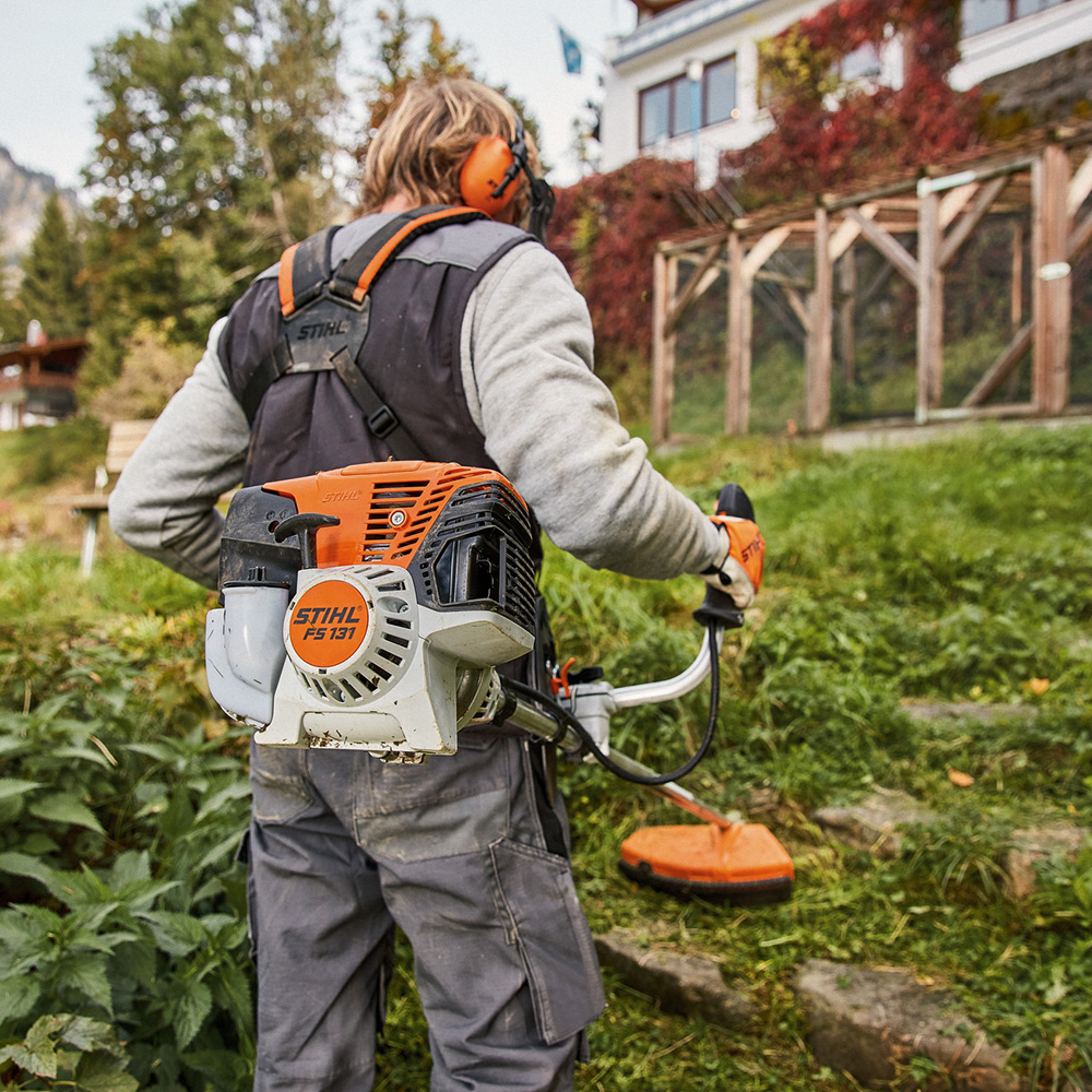 Ryddesag STIHL FS 131 inkl Sele og Tre Skjæreutstyr