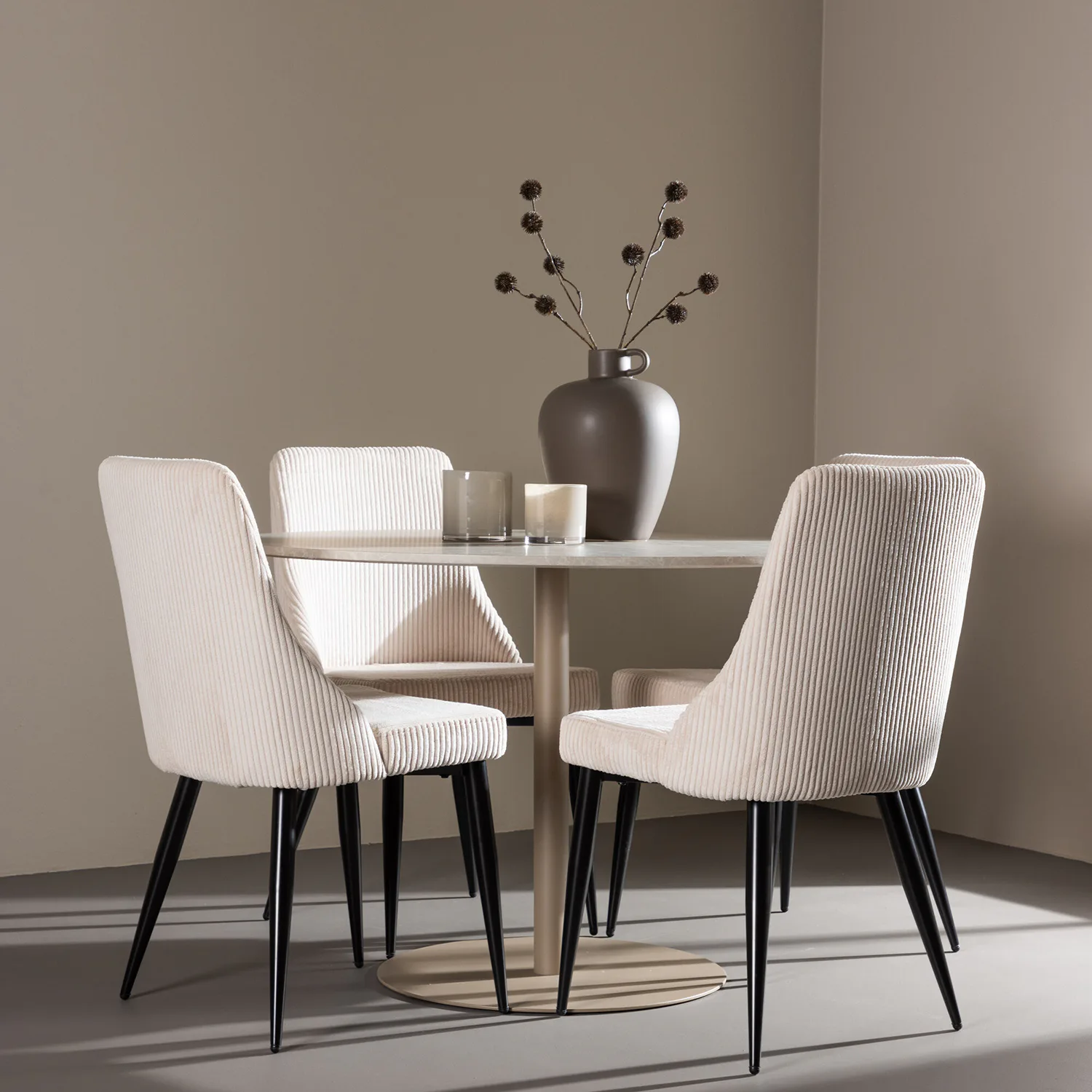 Spisegruppe Venture Home Lycke Ø110 med 4 stk Leone Stoler