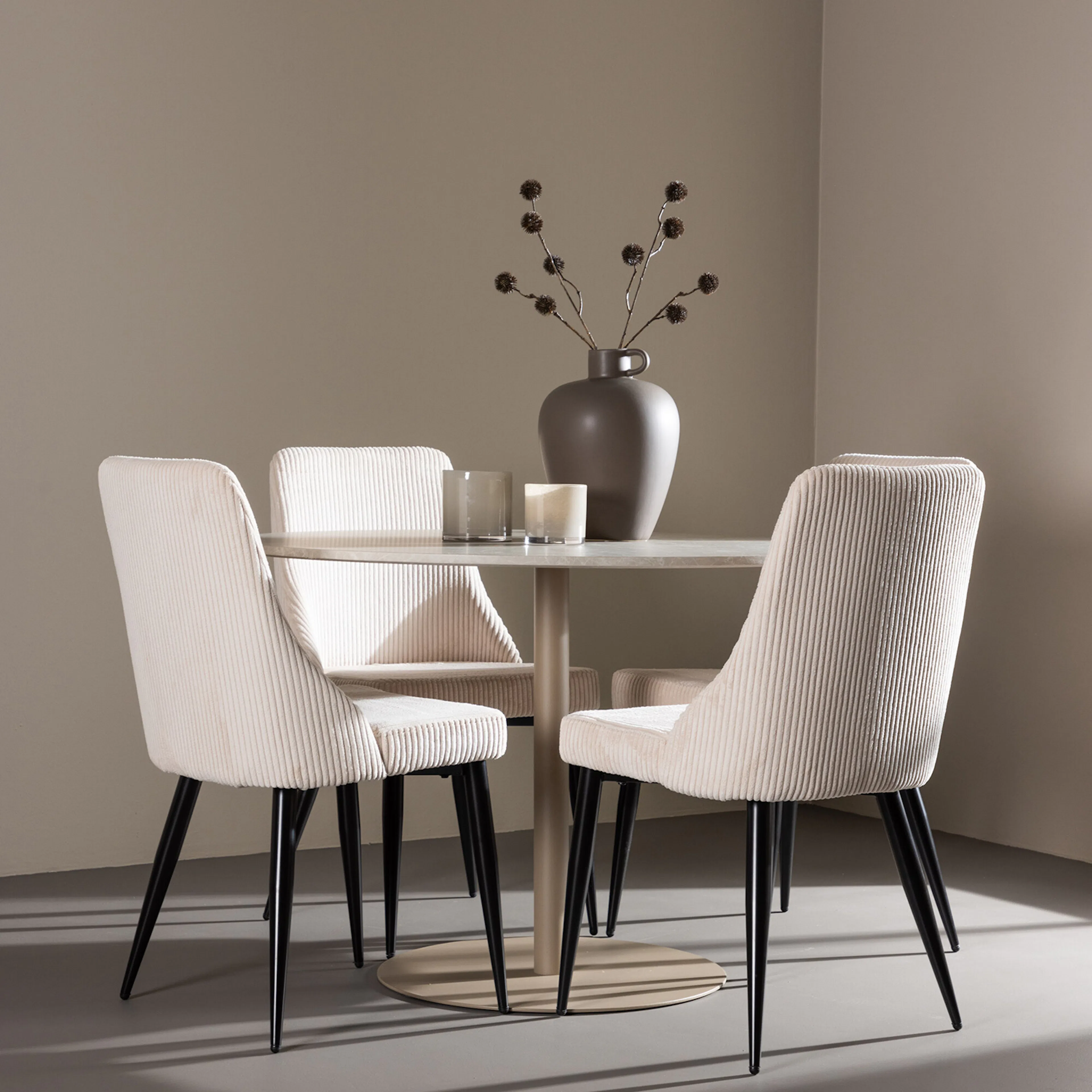 Spisegruppe Venture Home Lycke Ø110 med 4 stk Leone Stoler