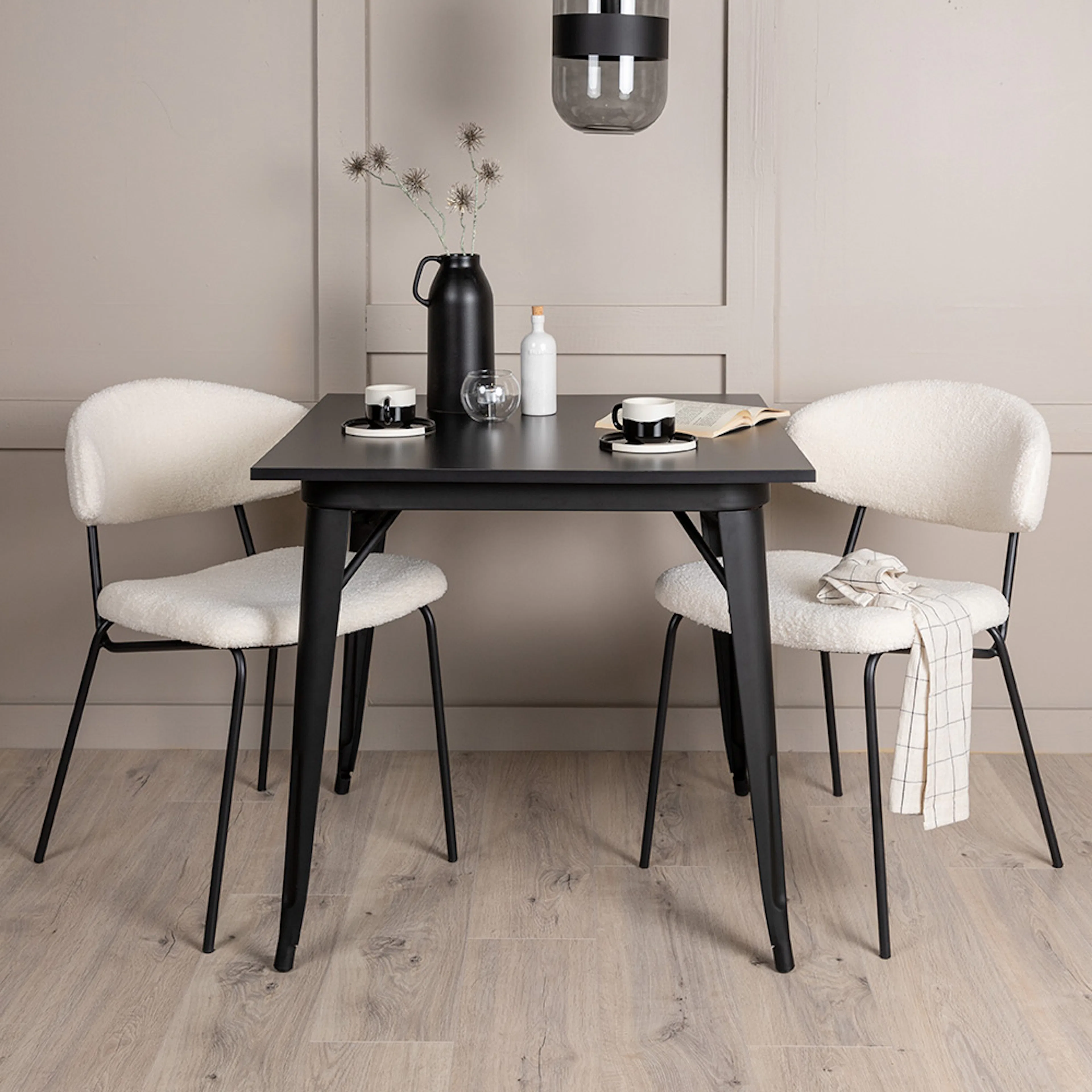 Spisegruppe Venture Home Tempe med 2 Chico Stoler