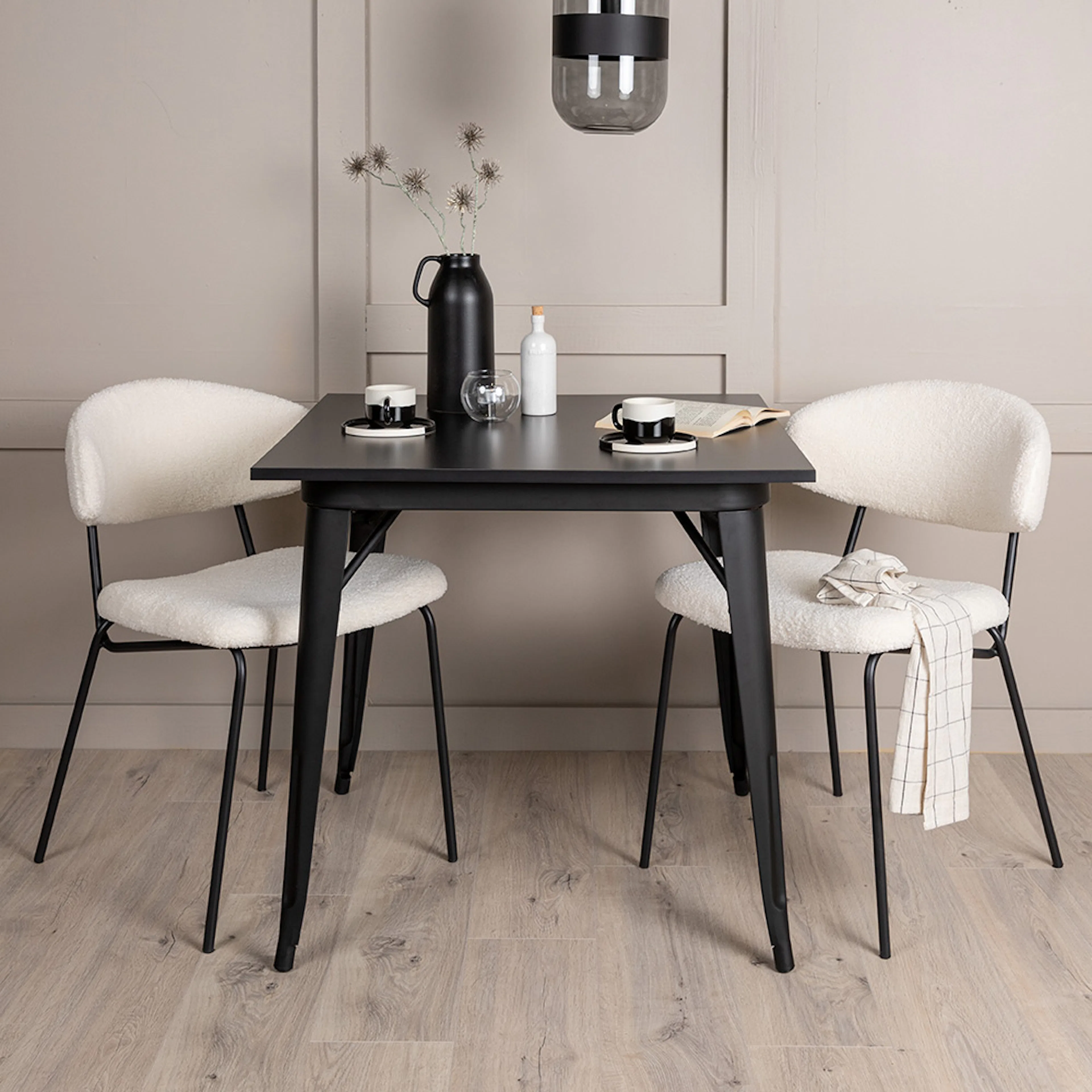 Spisegruppe Venture Home Tempe med 2 Chico Stoler
