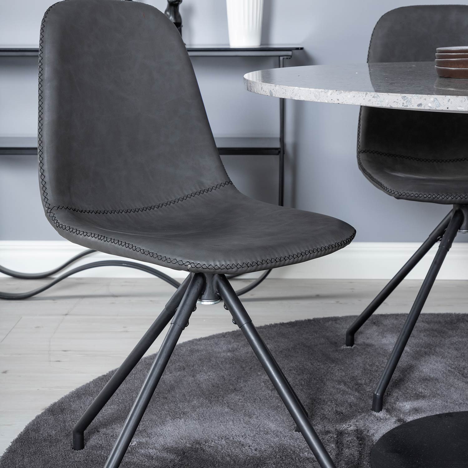 Spisegruppe Venture Home Roxanna med 4 Pobbie Stoler med Svingfunksjon Kunstlær Rundt