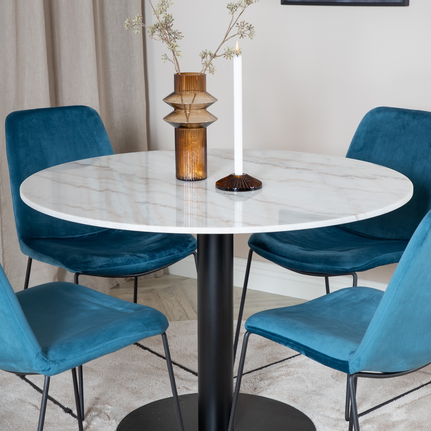 Spisegruppe Venture Home Estelle med 4 Muscot Stoler Fløyel
