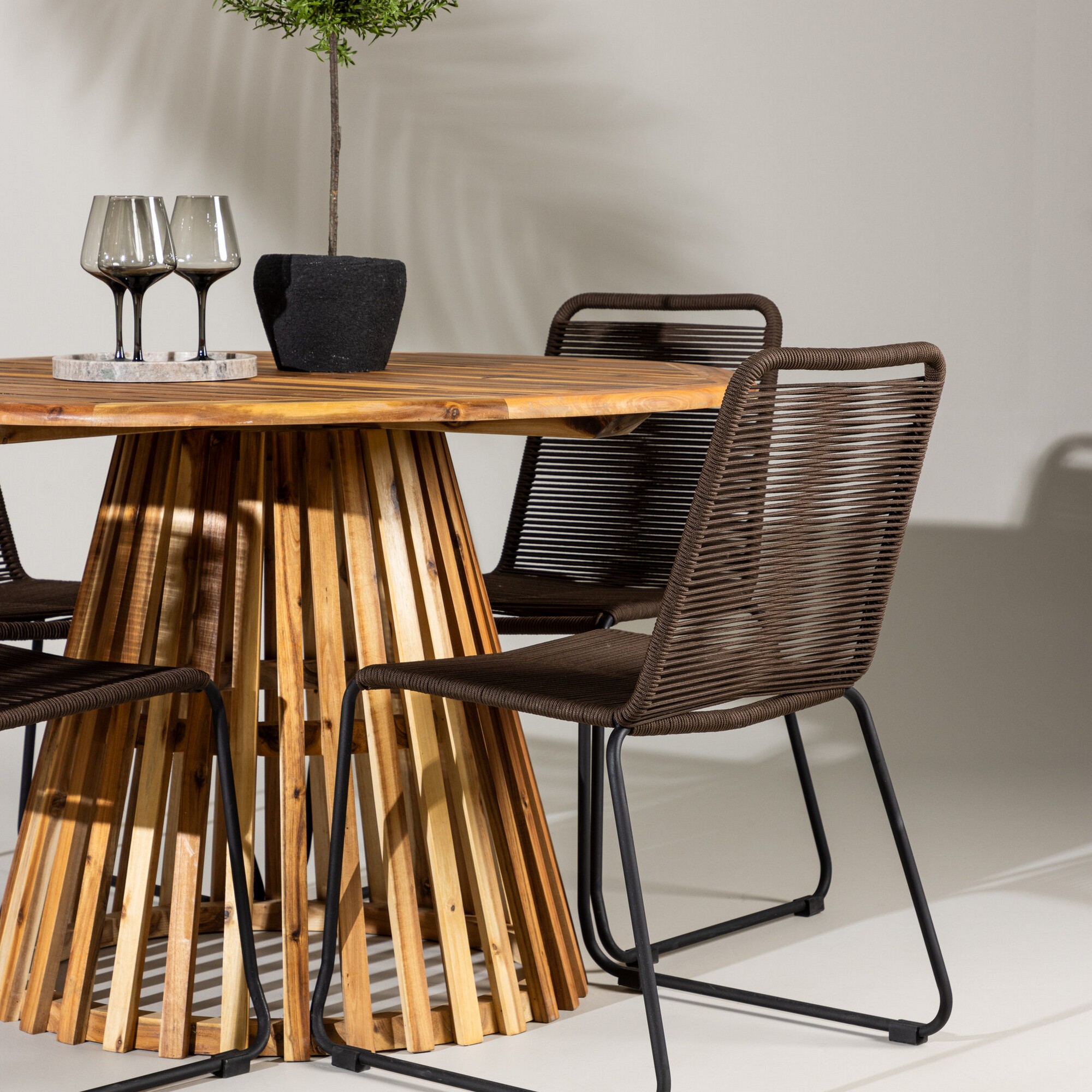 Hagegruppe Venture Home Lumpur med 4 Lindos Stoler