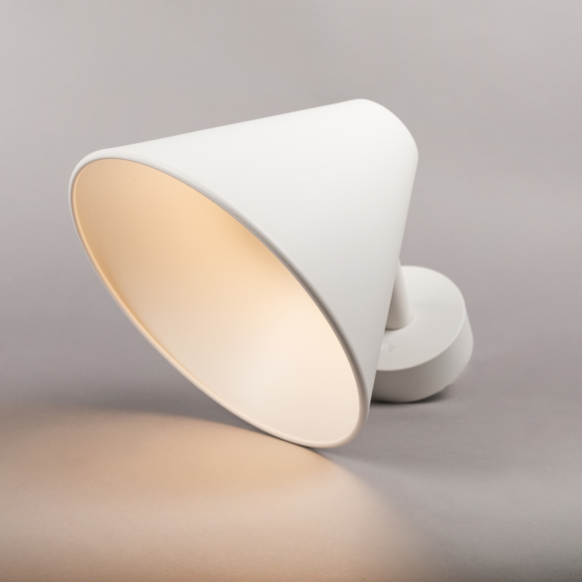 Vegglampe Hide-a-lite Cone Grå